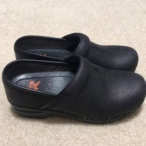 Dansko Black Matte Nurse Clogs Size 37 ( 7)